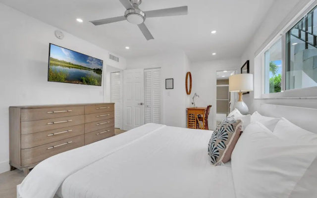 photo 4 of Suite by Beach Waterfront Lago Key Three, Fort Lauderdale