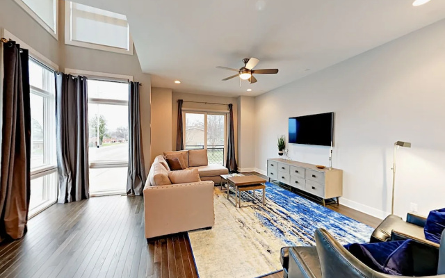 photo 2 of Summit Ave Townhouse 3 Bedrooms 3.5 Bathrooms Townhouse
