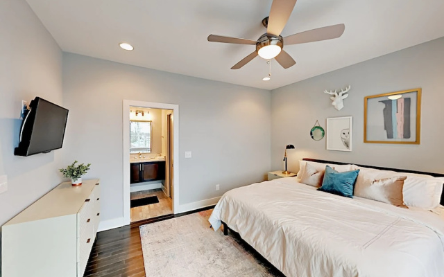 photo 4 of Summit Ave Townhouse 3 Bedrooms 3.5 Bathrooms Townhouse