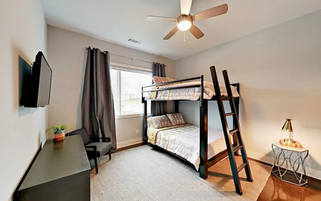 photo 5 of Summit Ave Townhouse 3 Bedrooms 3.5 Bathrooms Townhouse