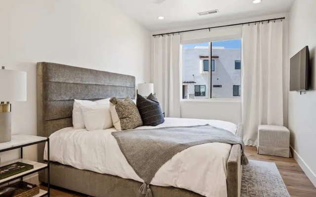 photo 3 of Sun-kissed At Desert Color 5 Bedroom Townhouse