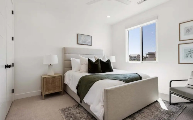 photo 4 of Sun-kissed At Desert Color 5 Bedroom Townhouse