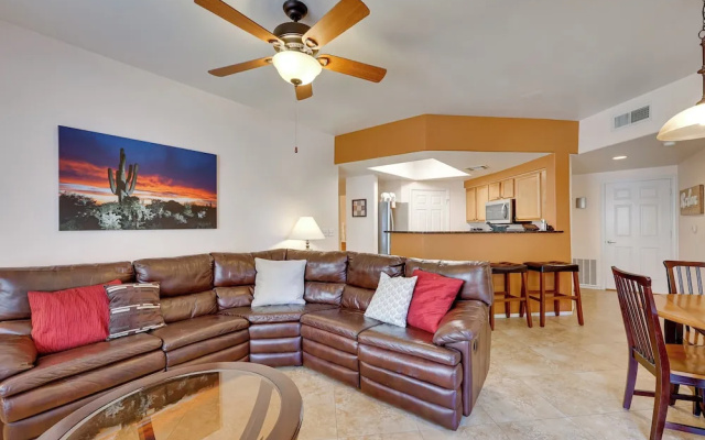 photo 2 of Communal Pool: Sunny First-floor Condo in Phoenix