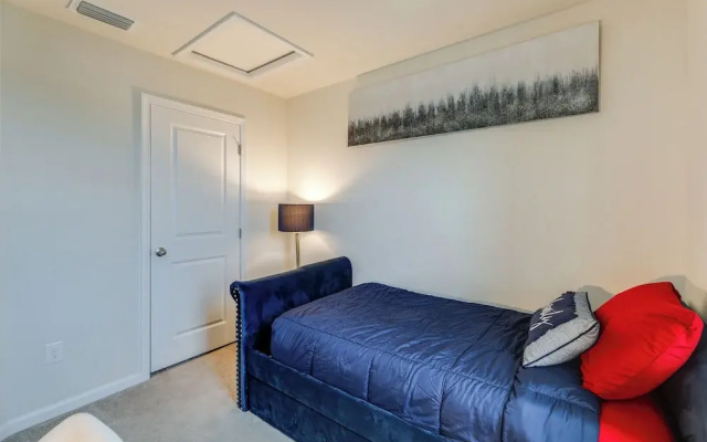 photo 4 of Sunlit Milford Townhome < 2 Mi to Riverwalk!