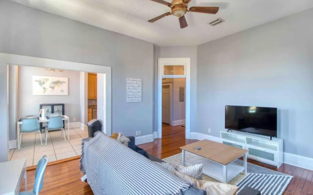photo 3 of Sunny & bright - cute 1 BR apt in historic SPR