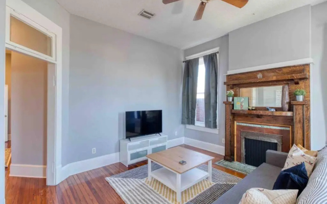 photo 4 of Sunny & bright - cute 1 BR apt in historic SPR