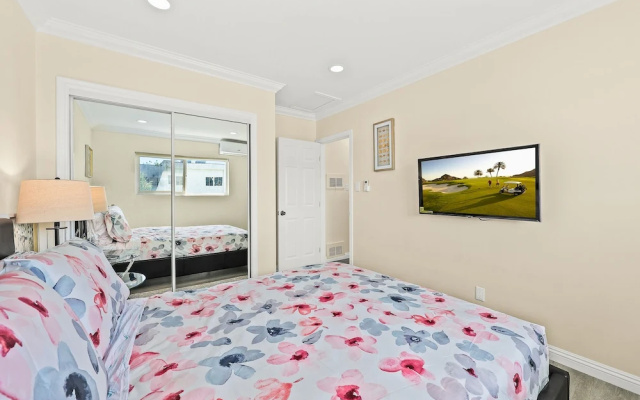 photo 3 of Sunny & Cheerful Near I-10 ~ Queen Beds ~ Parking