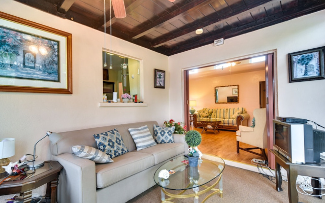 photo 2 of 1 Mi to Madeira Beach: Getaway w/ Patio & Grill