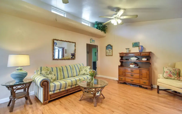 photo 3 of 1 Mi to Madeira Beach: Getaway w/ Patio & Grill