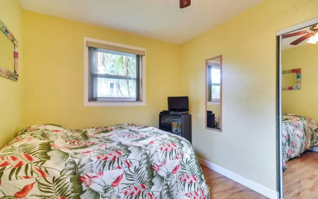 photo 4 of 1 Mi to Madeira Beach: Getaway w/ Patio & Grill