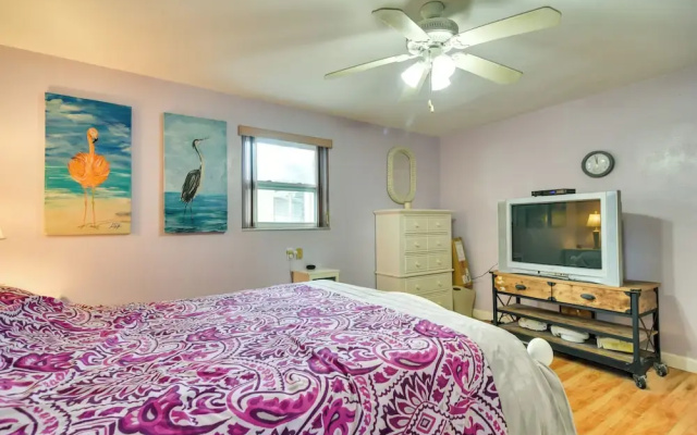 photo 5 of 1 Mi to Madeira Beach: Getaway w/ Patio & Grill