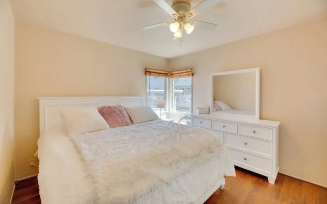photo 3 of Sunny Manhattan Beach Apt w/ Vibrant Ocean Views