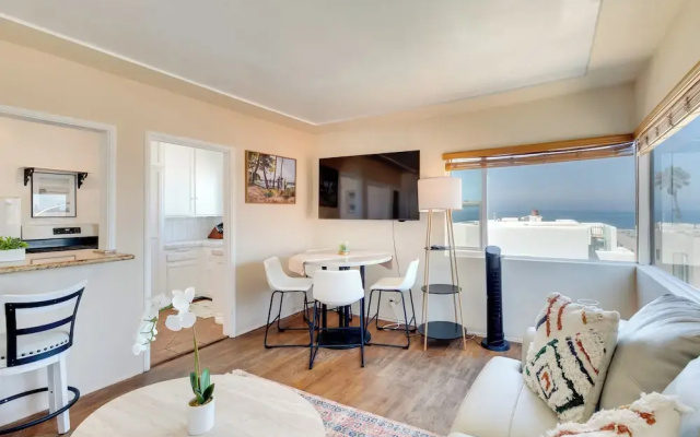photo 4 of Sunny Manhattan Beach Apt w/ Vibrant Ocean Views