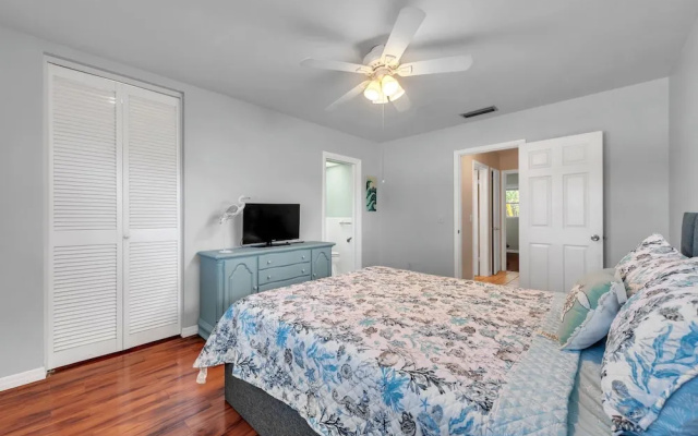 photo 4 of Sunny Retreat In Clearwater 2 Bedroom Home by RedAwning
