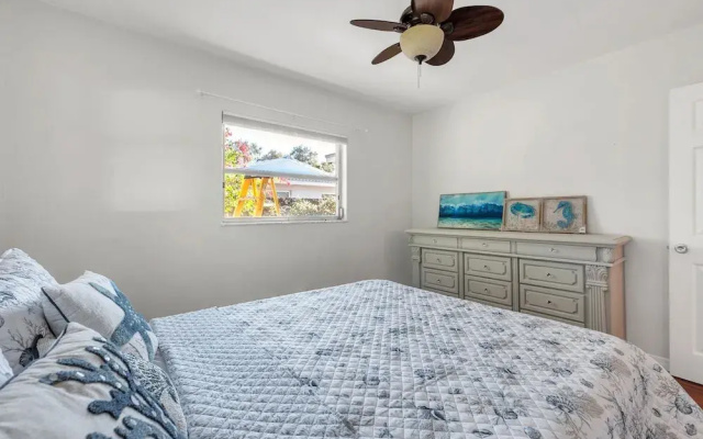 photo 5 of Sunny Retreat In Clearwater 2 Bedroom Home by RedAwning