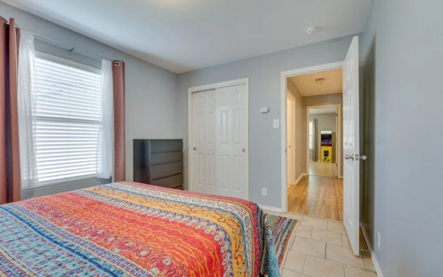 photo 2 of Sunny Universal City Home ~ 18 Mi to San Antonio!