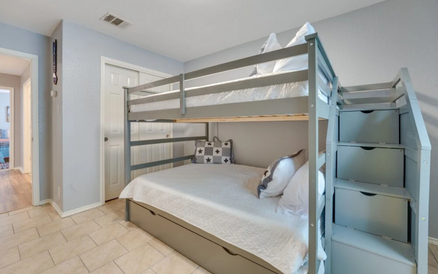 photo 5 of Sunny Universal City Home ~ 18 Mi to San Antonio!