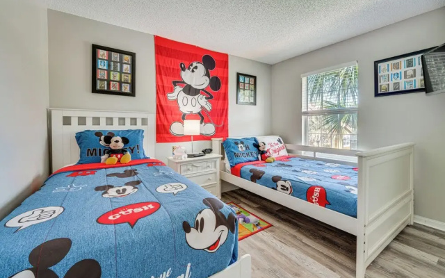 photo 2 of 8 Mi to Disney: Villa w/ Screened Pool & Lanai