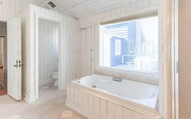 photo 2 of Sunset Sands Beach Pool Home Pass-a-grille 2508 by Techtravel