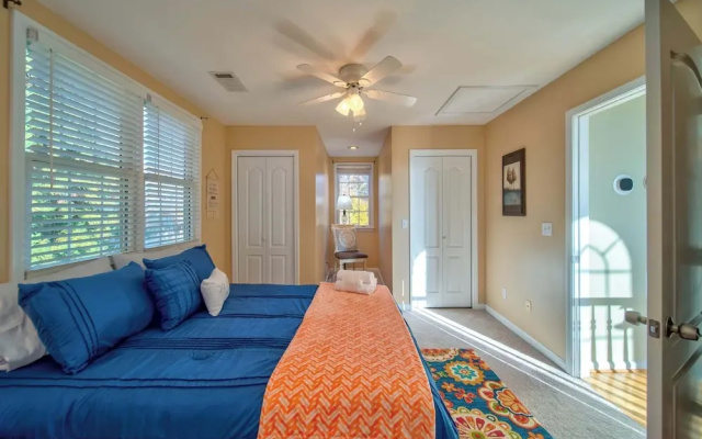 photo 4 of Sunset View 3 BDR Close to Downtown!