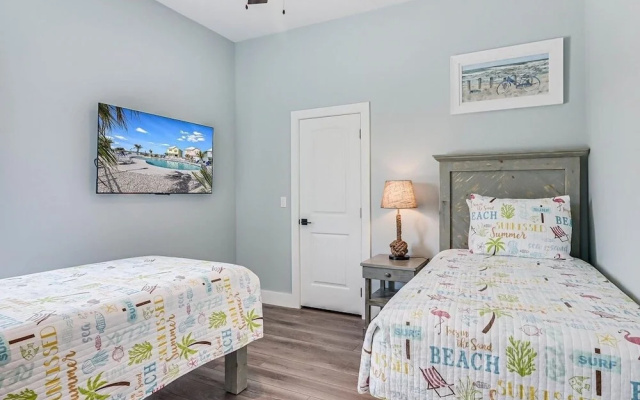 photo 4 of Sunshine And Flip Flops Sp114 4 Bedroom Home by RedAwning
