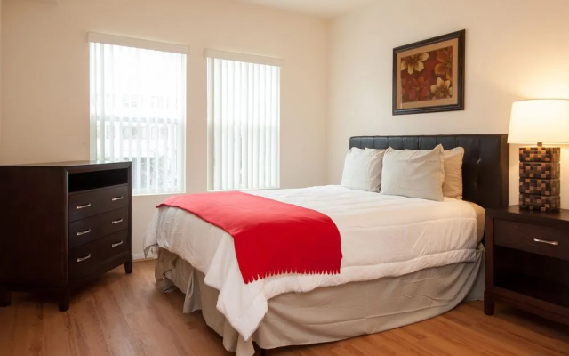 photo 3 of Sunshine Suites at 909 West Temple Street