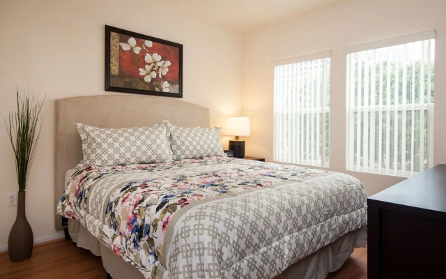photo 4 of Sunshine Suites at 909 West Temple Street