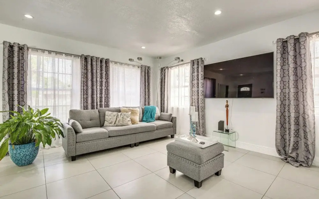 photo 2 of Sun-soaked Home w/ Pool in Lauderdale Lakes!
