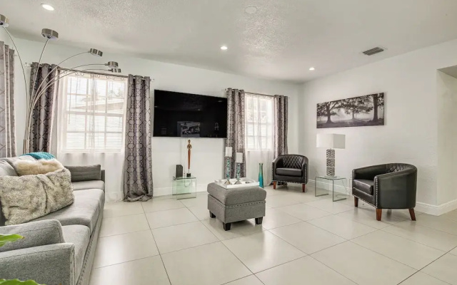 photo 4 of Sun-soaked Home w/ Pool in Lauderdale Lakes!