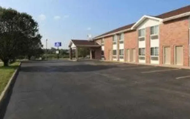 photo 3 of Super 7 Motel