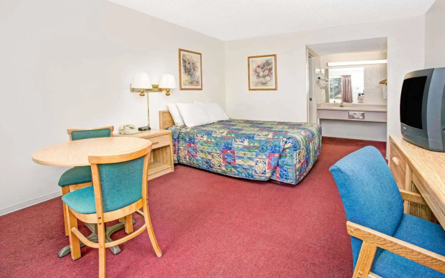 photo 5 of Knights Inn Aurora