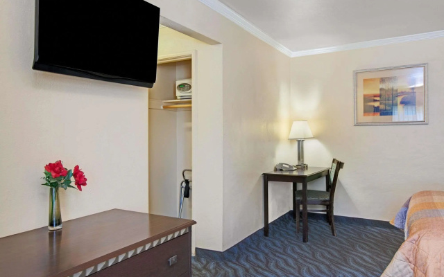 photo 2 of Super 8 Berkeley