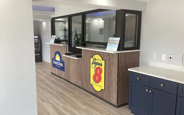 photo 2 of Super 8 By Wyndham Baltimore Northwest