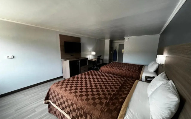 photo 3 of Super 8 by Wyndham Fort Worth Entertainment District