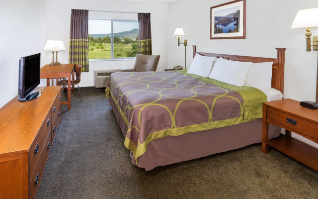 photo 4 of Super 8 by Wyndham Central Pt Medford