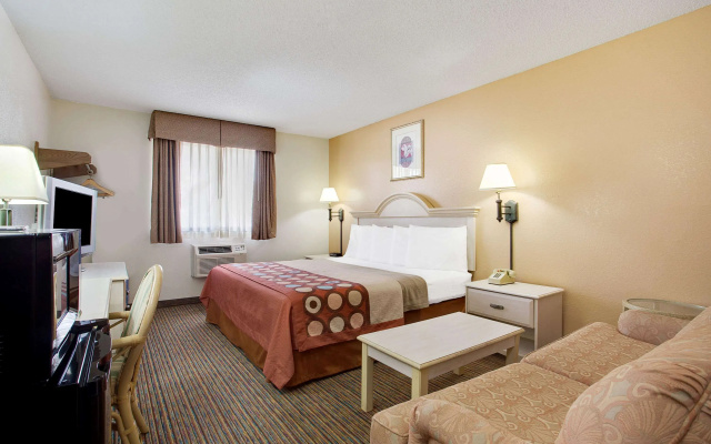photo 3 of Super 8 by Wyndham Clearwater/St. Petersburg Airport