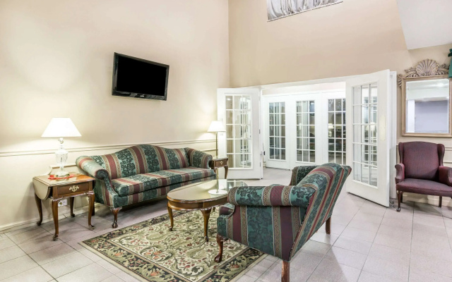 photo 3 of Super 8 by Wyndham Clinton