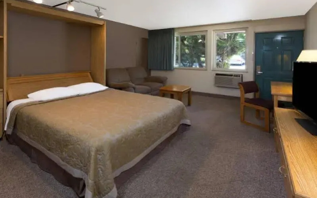 photo 3 of Costa Mesa Inn