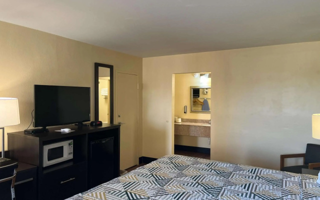 photo 5 of Motel 6 Forsyth, GA – Tift College