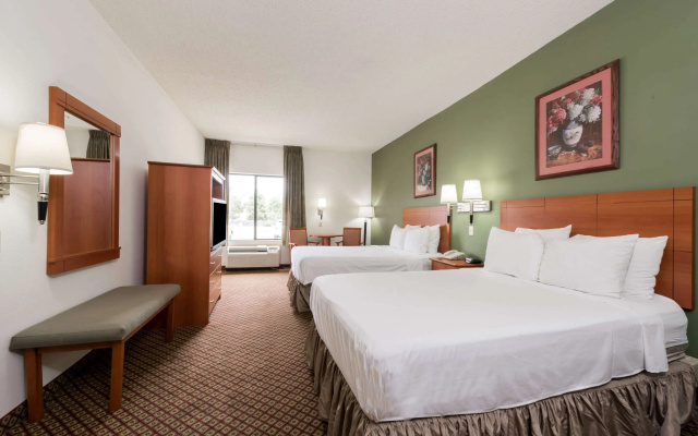 photo 4 of Super 8 by Wyndham Fort Worth Downtown South