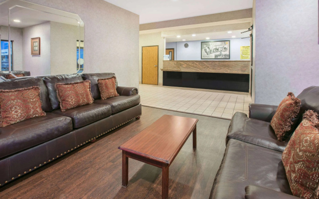 photo 2 of Super 8 by Wyndham Garland North Dallas Area