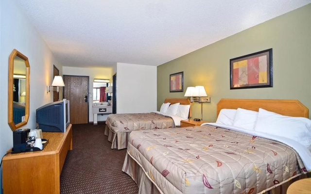 photo 3 of Super 8 Hayward Wisconsin