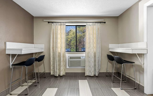 photo 2 of Super 8 by Wyndham Homewood Birmingham Area