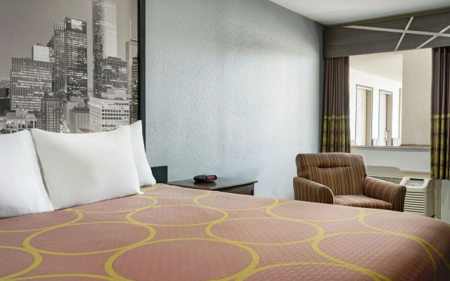 photo 4 of Super 8 By Wyndham Houston/Dtwn/I-610