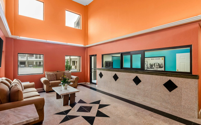 photo 2 of Super 8 by Wyndham Houston/Brookhollow NW