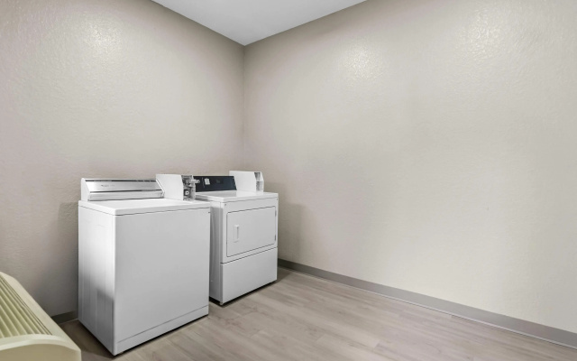 photo 3 of Super 8 by Wyndham Houston/Brookhollow NW