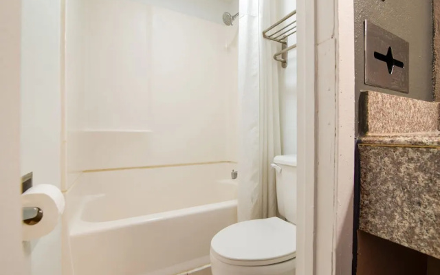 photo 3 of Days Inn & Suites by Wyndham Indianapolis Airport East