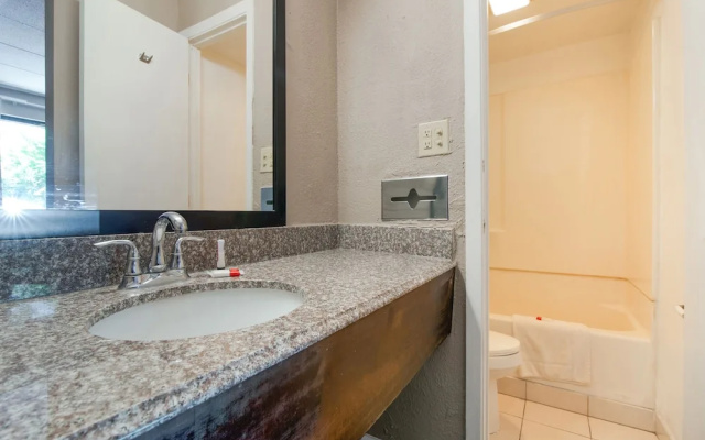 photo 5 of Days Inn & Suites by Wyndham Indianapolis Airport East