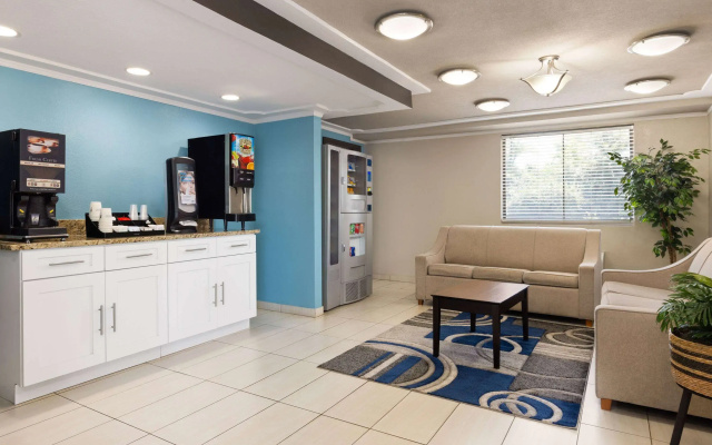photo 2 of Days Inn & Suites by Wyndham Indianapolis Airport East