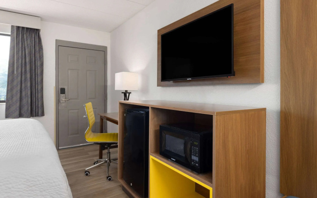 photo 3 of Days Inn & Suites by Wyndham Indianapolis Airport East